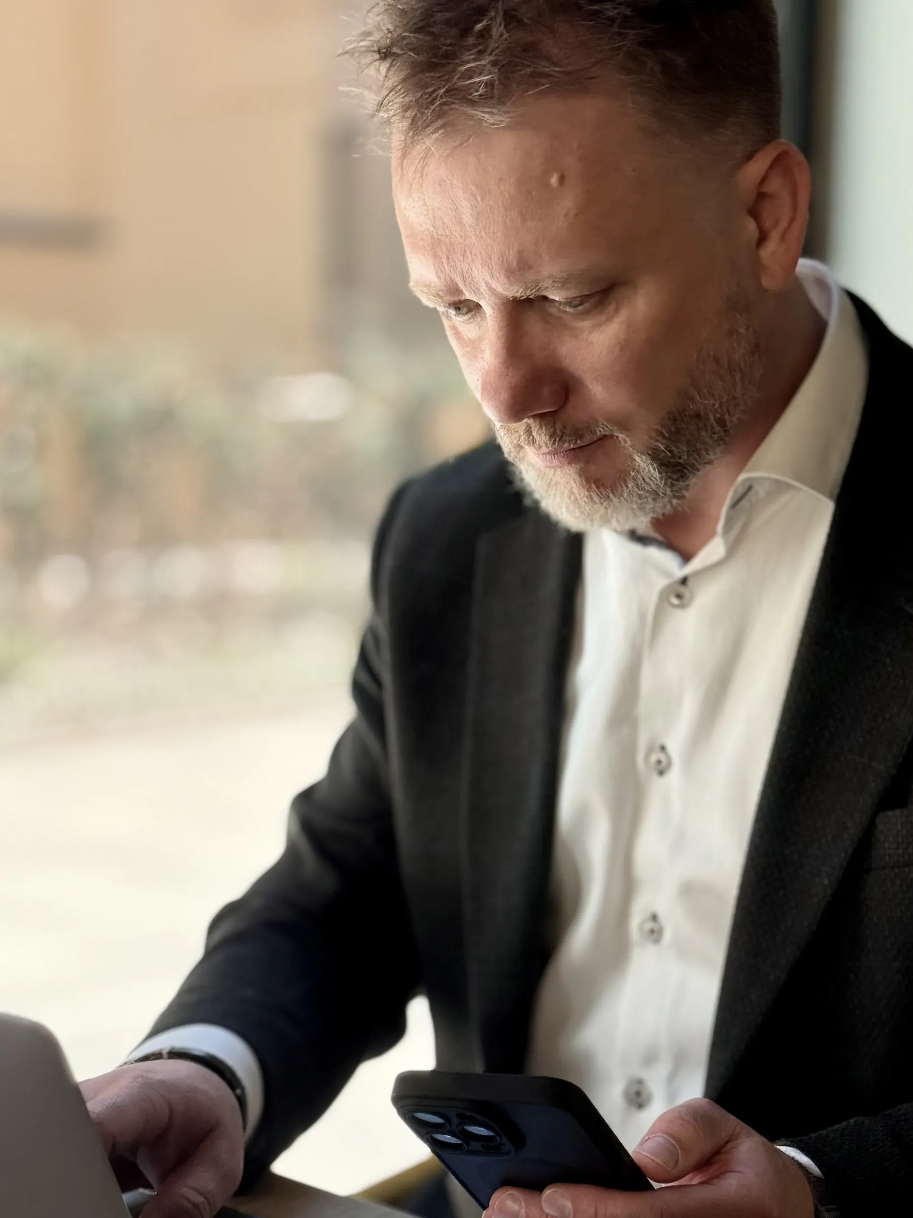 Piotr Kruk podczas pracy — analiza dokumentów na laptopie
