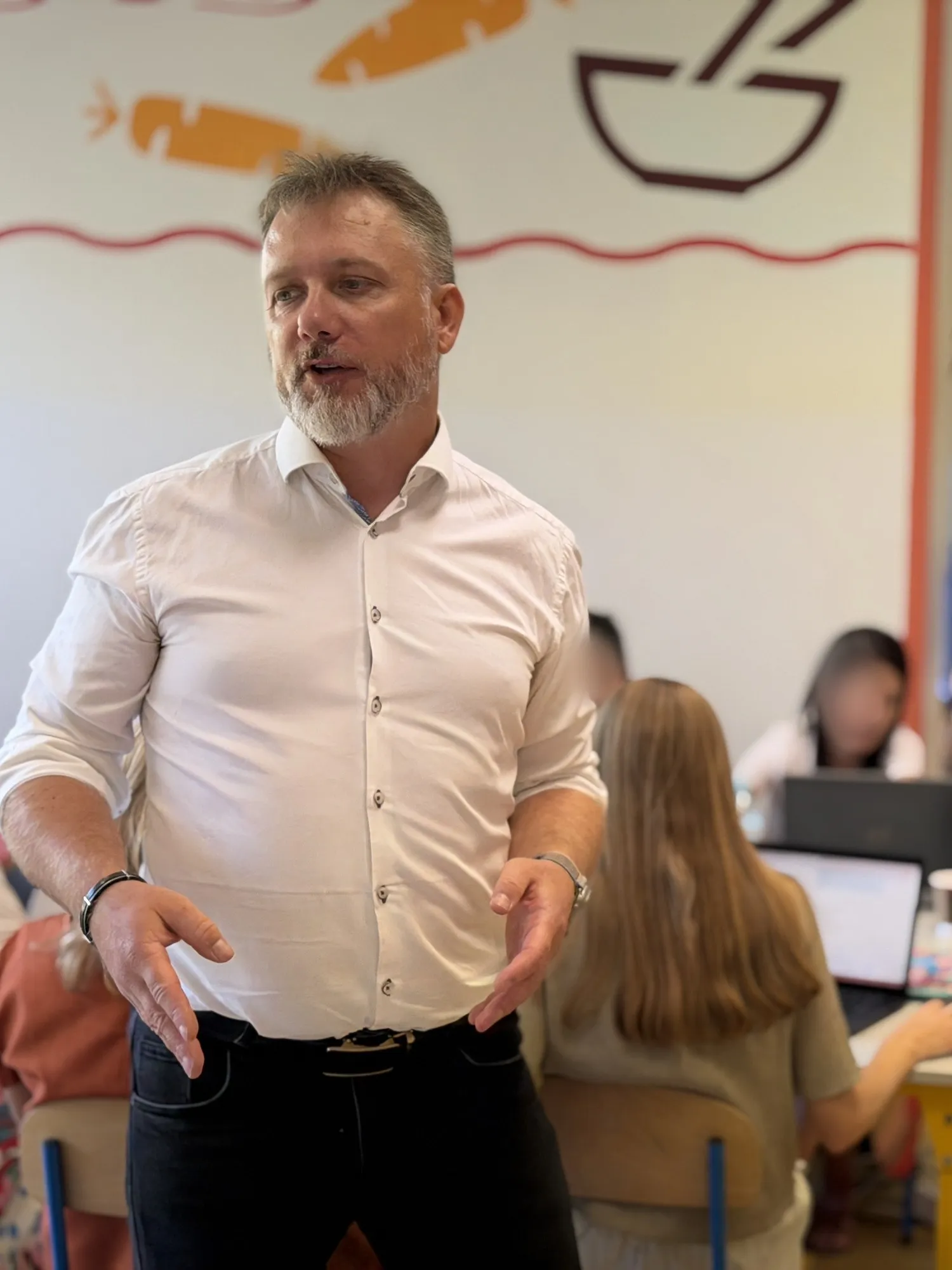 Piotr Kruk omawia przepis, stojąc przed uczestnikami szkolenia