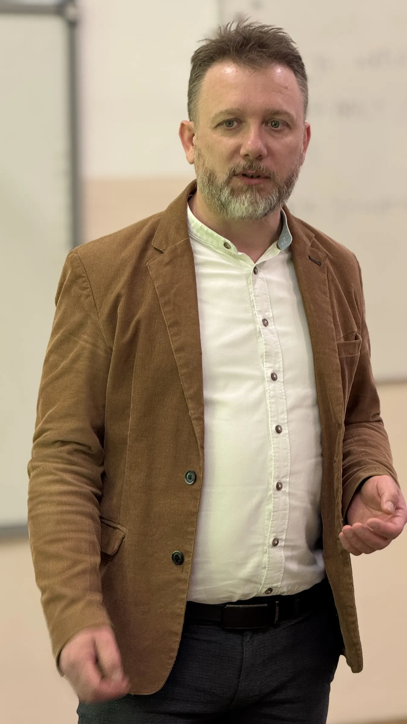Piotr Kruk prowadzi wykład dla kadry oświaty