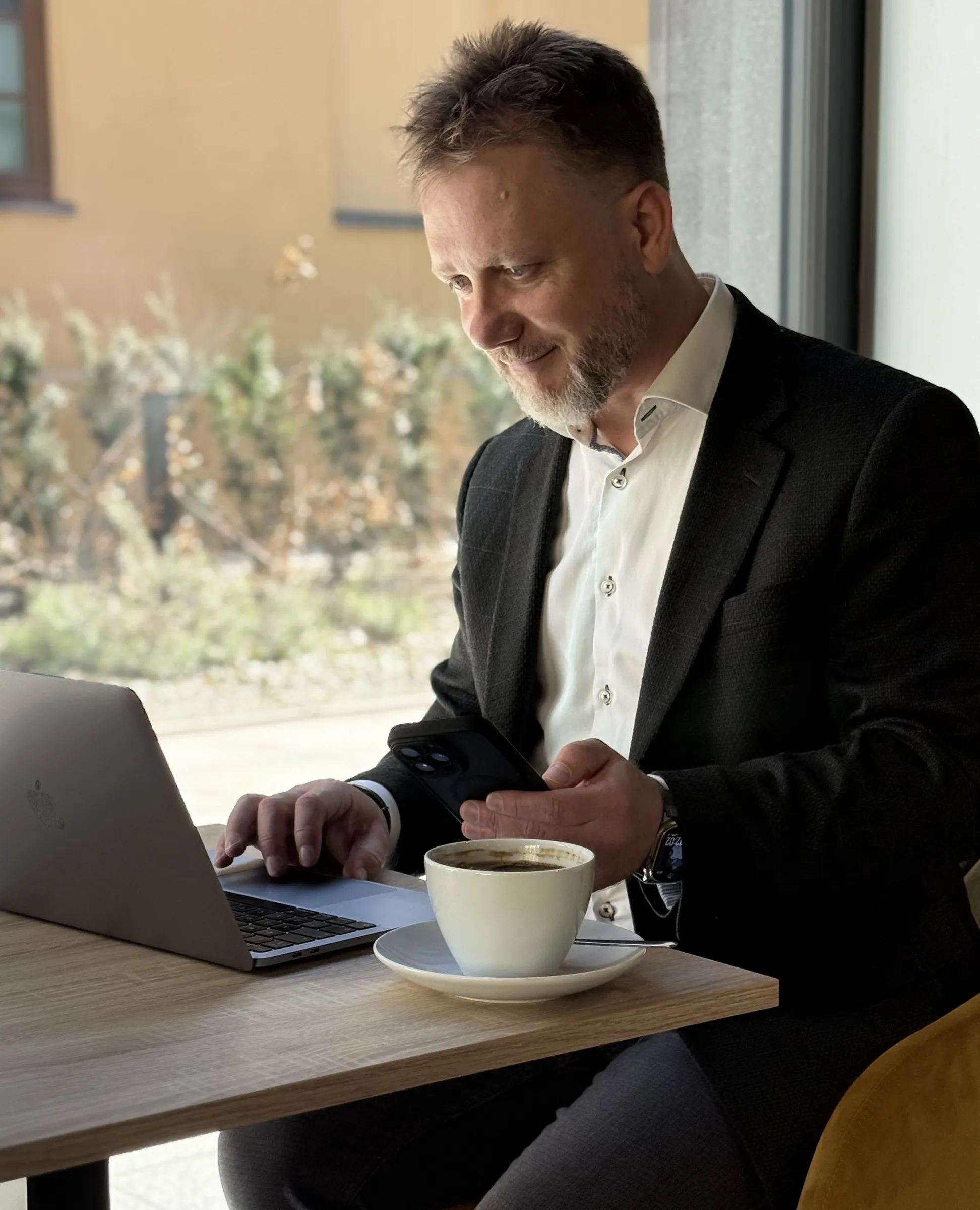 Piotr Kruk pracuje przy laptopie — analiza sprawy krok po kroku