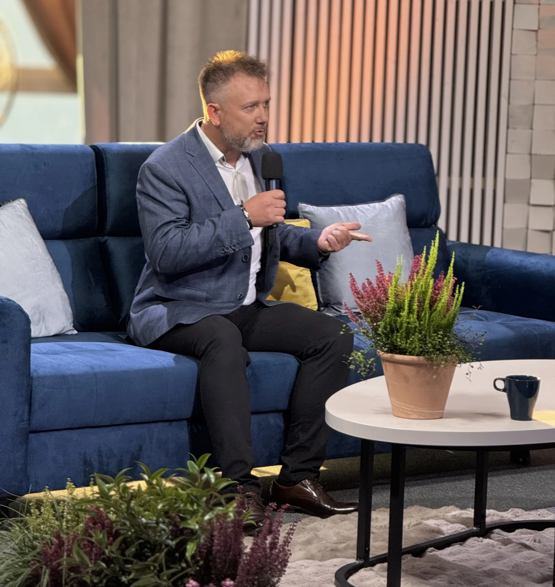 Piotr Kruk z mikrofonem podczas rozmowy o narzędziach sztucznej inteligencji