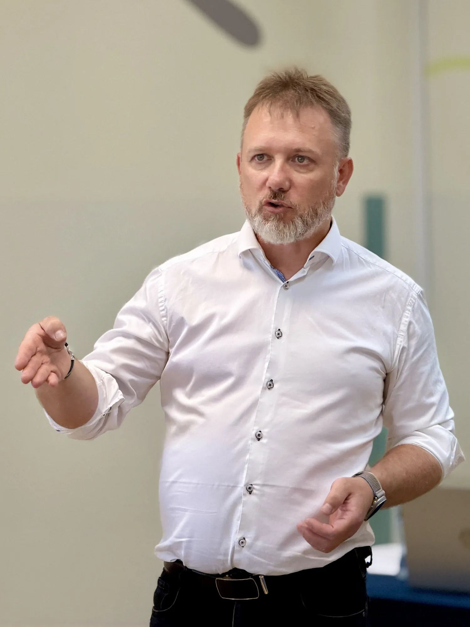 Piotr Kruk w trakcie omawiania przepisów, w geście wyjaśniania