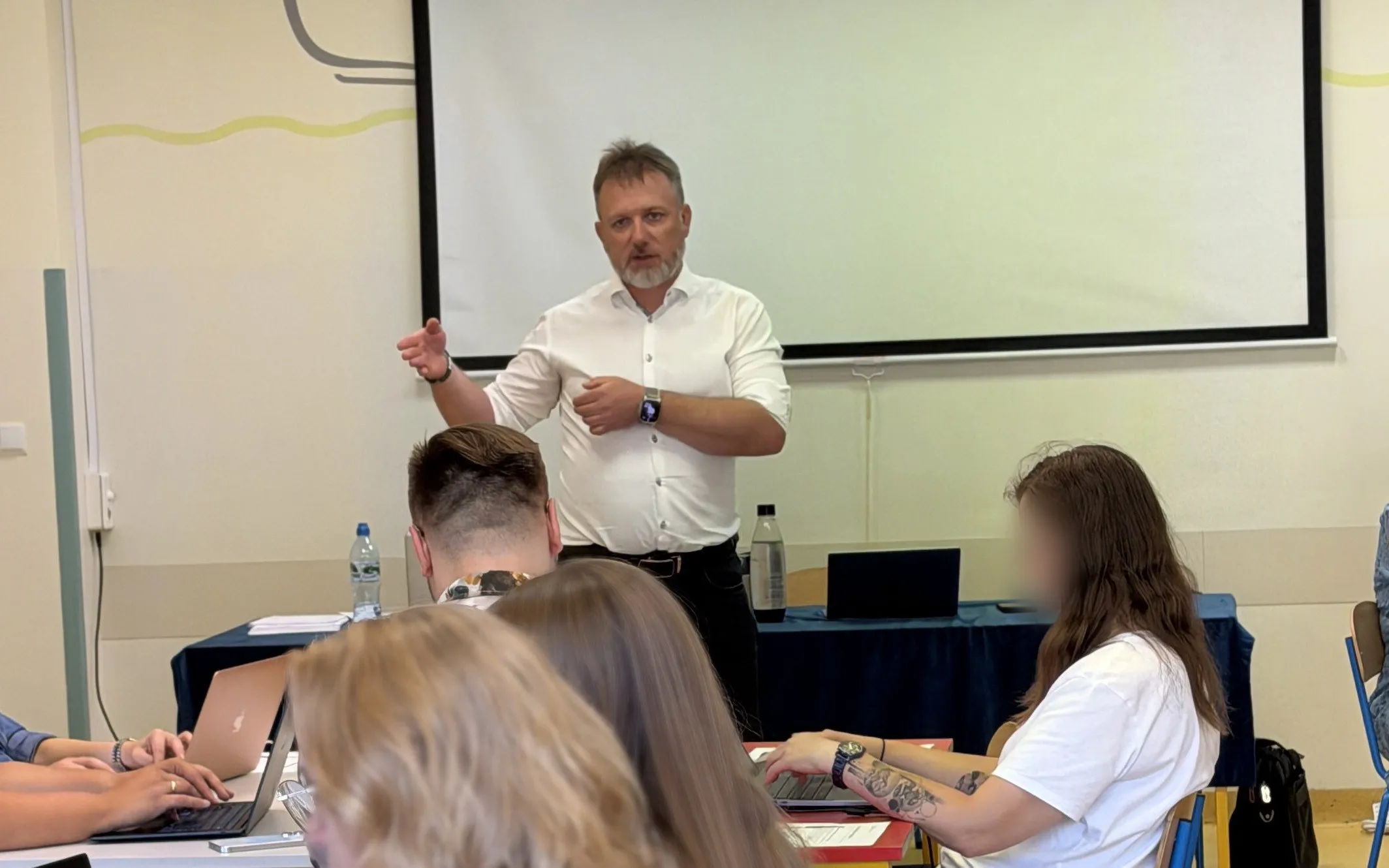 Piotr Kruk wyjaśnia zagadnienie prawne podczas pracy z radą pedagogiczną