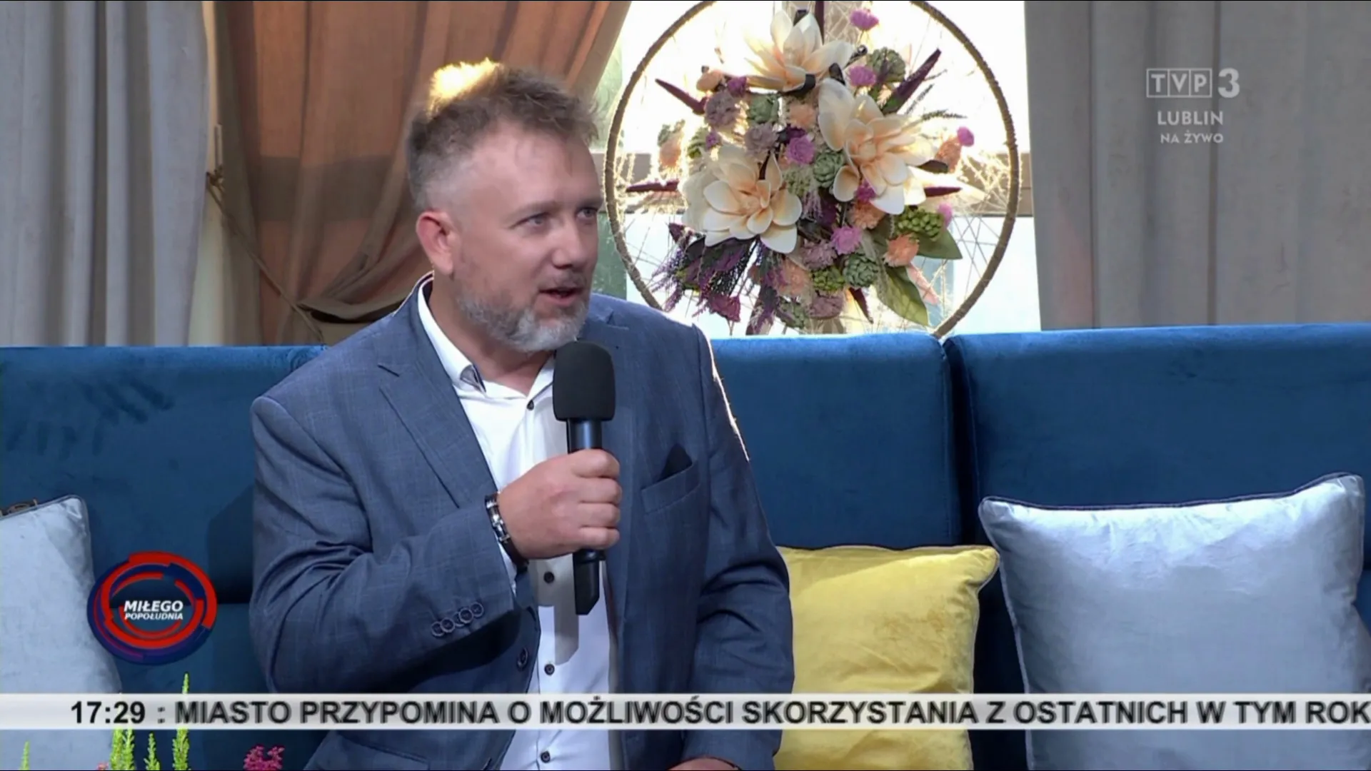 Piotr Kruk z mikrofonem w studiu TVP3 Lublin