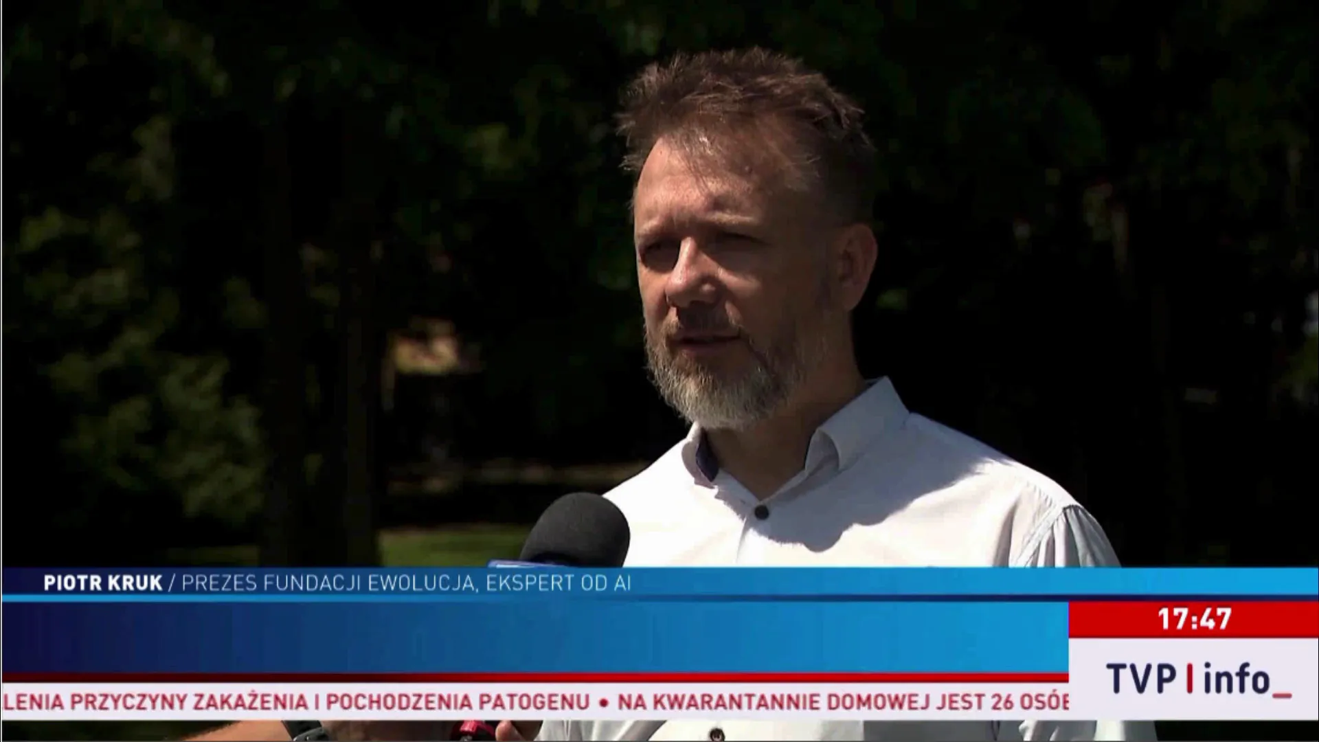 Piotr Kruk na antenie TVP Info; podpis: prezes Fundacji Ewolucja, ekspert od AI