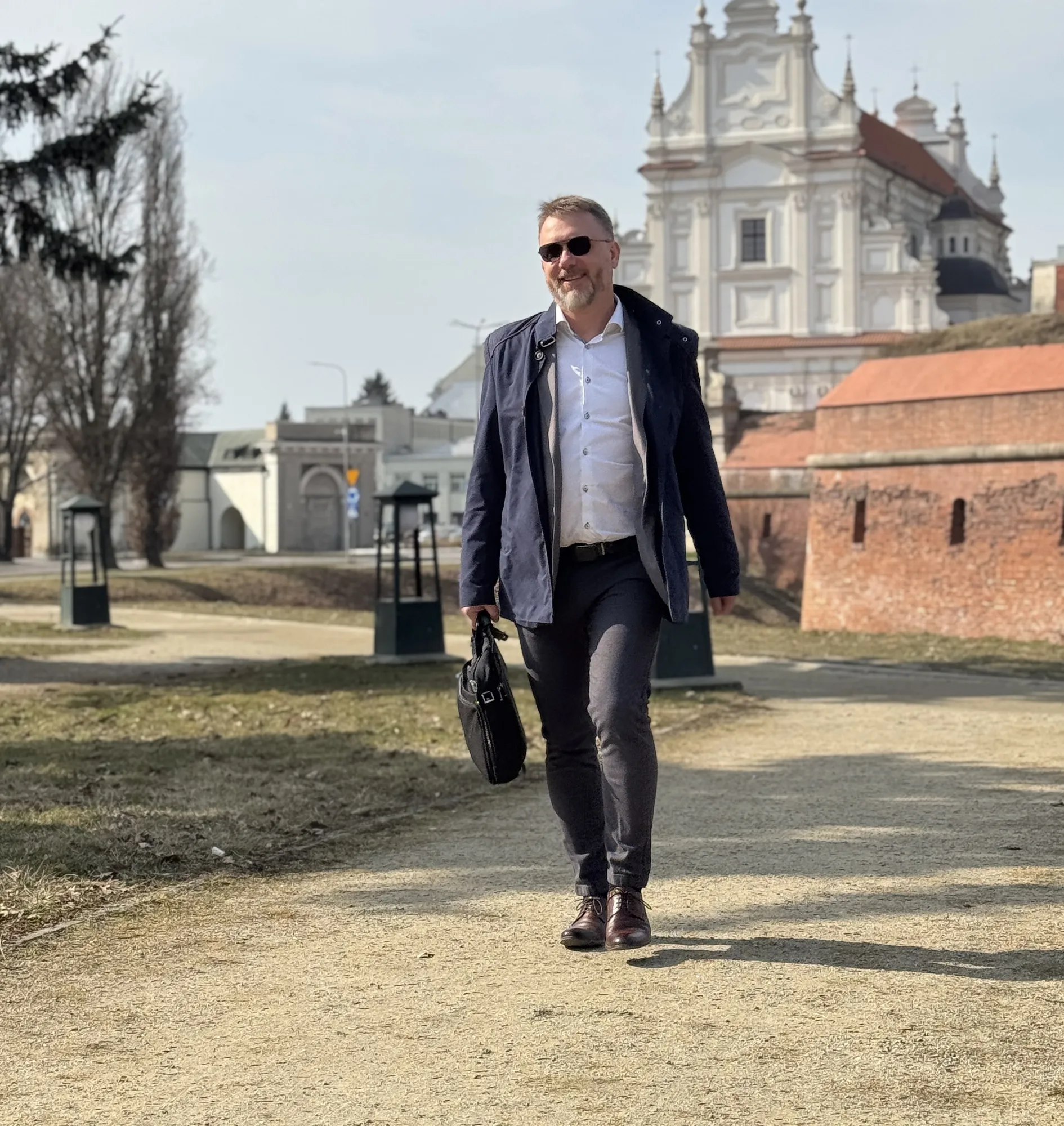 Piotr Kruk idzie ścieżką wzdłuż fortyfikacji Starego Miasta w Zamościu