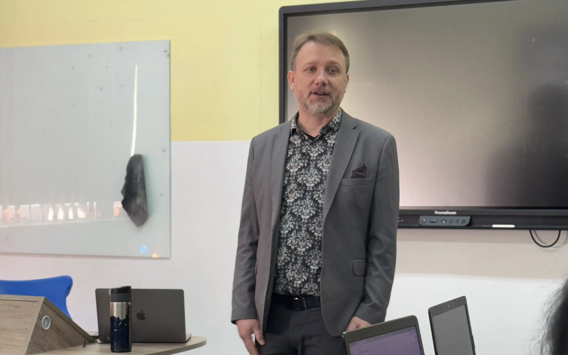 Warsztat dla kadry szkoły; uczestnicy pracują przy laptopach