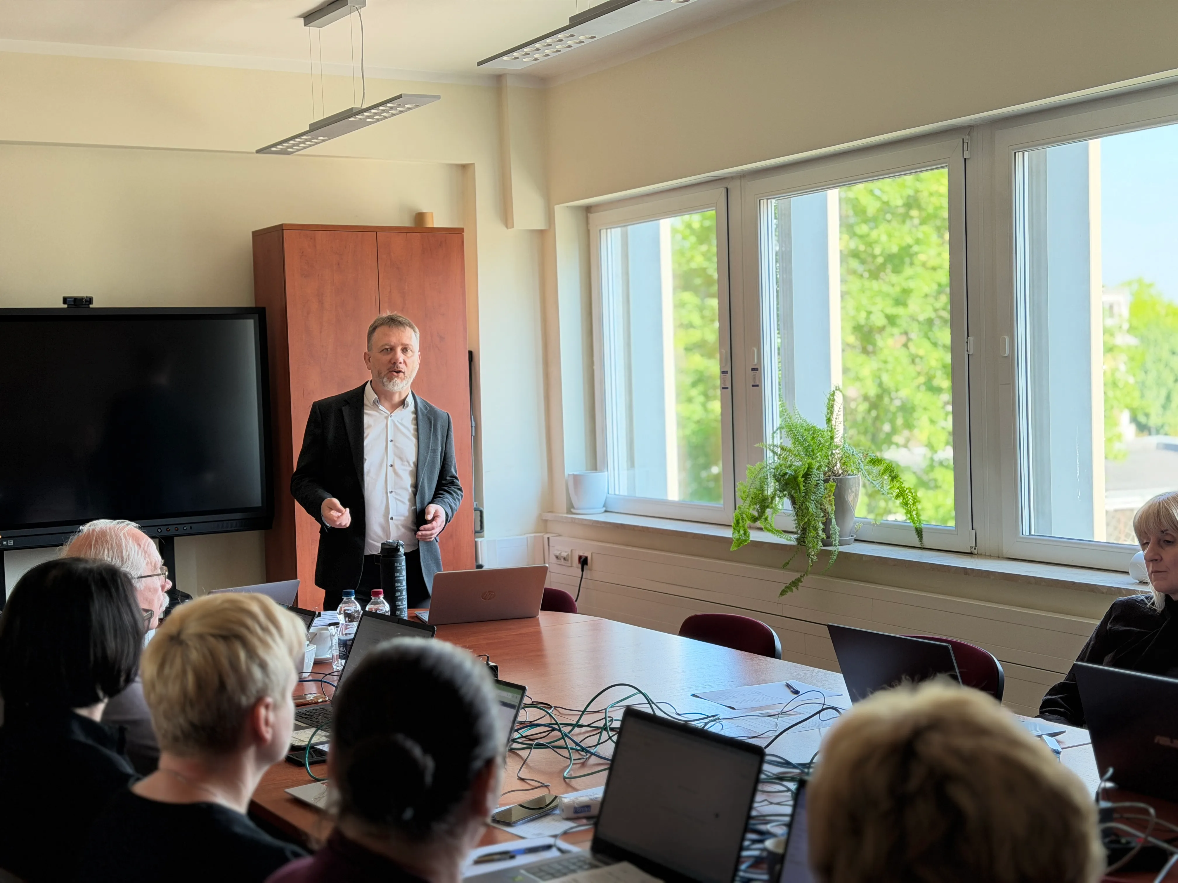 Uczestnicy warsztatu przy laptopach w sali szkolnej, każdy pracuje przy własnym stanowisku